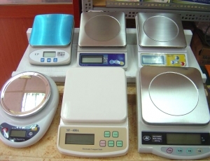 為何電子秤無法背光 ？